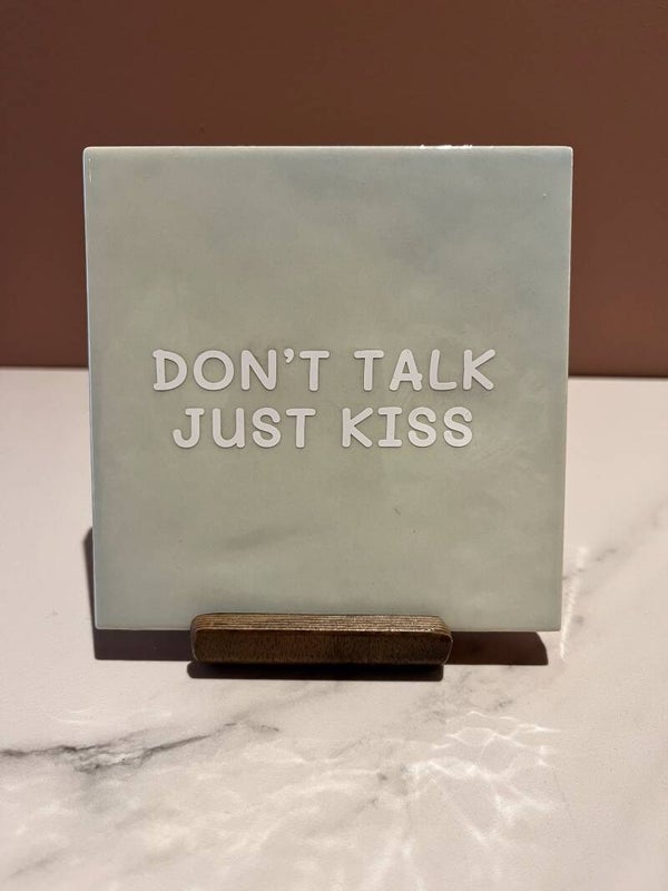 Tegel 'don't talk just kiss'