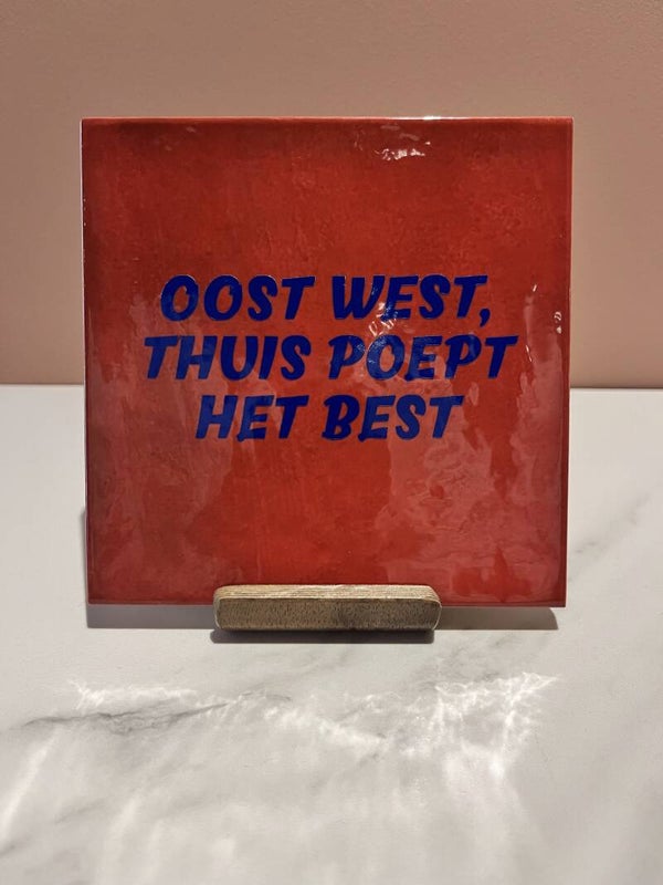 Tegel 'oost west thuis poept het best'
