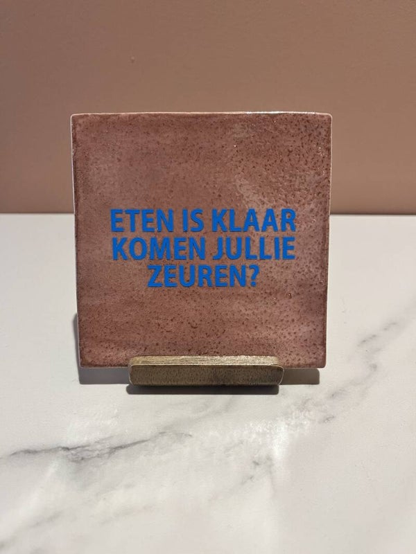 Tegel 'Eten is klaar komen jullie zeuren?'