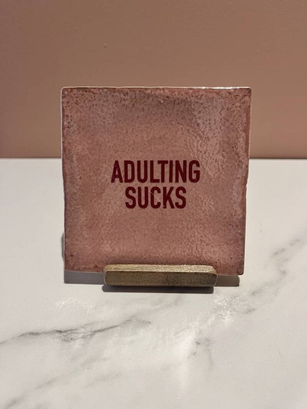 Tegel 'Adulting sucks'