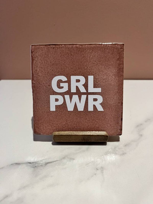 Tegel 'GRL PWR'