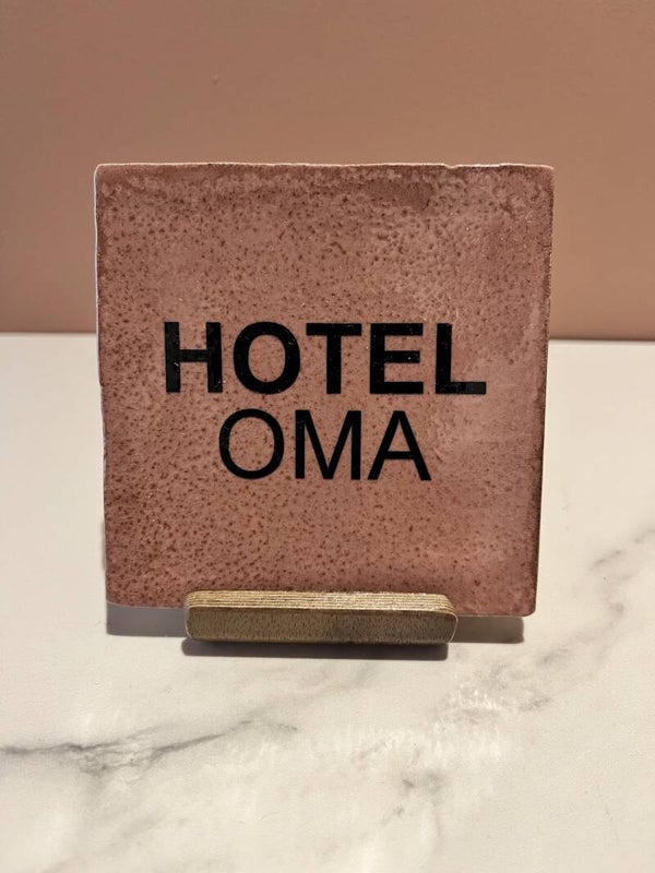 Tegel 'Hotel oma'