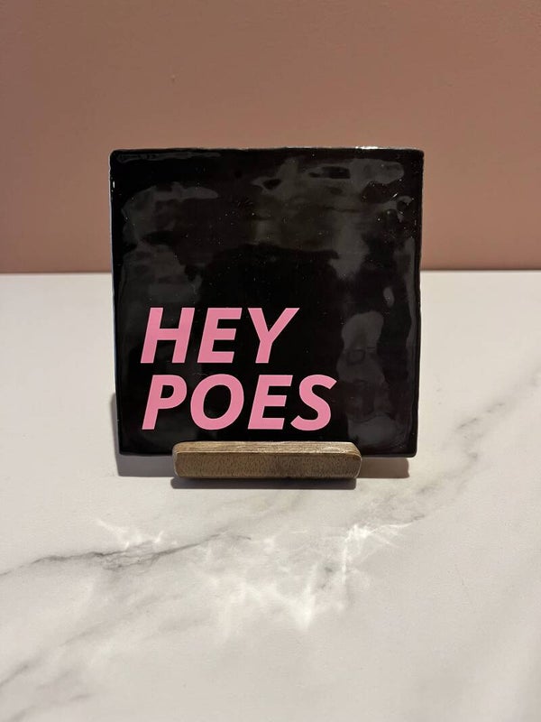 Tegel 'Hey poes'