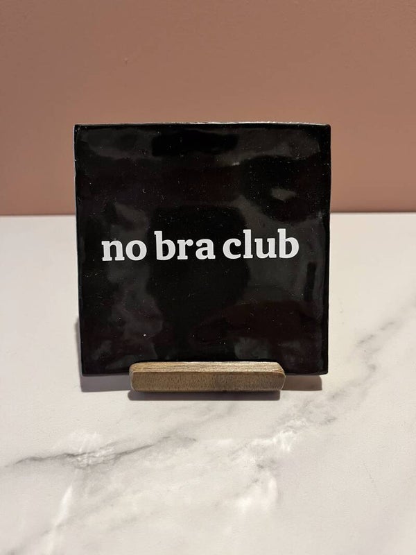 Tegel 'No bra club'