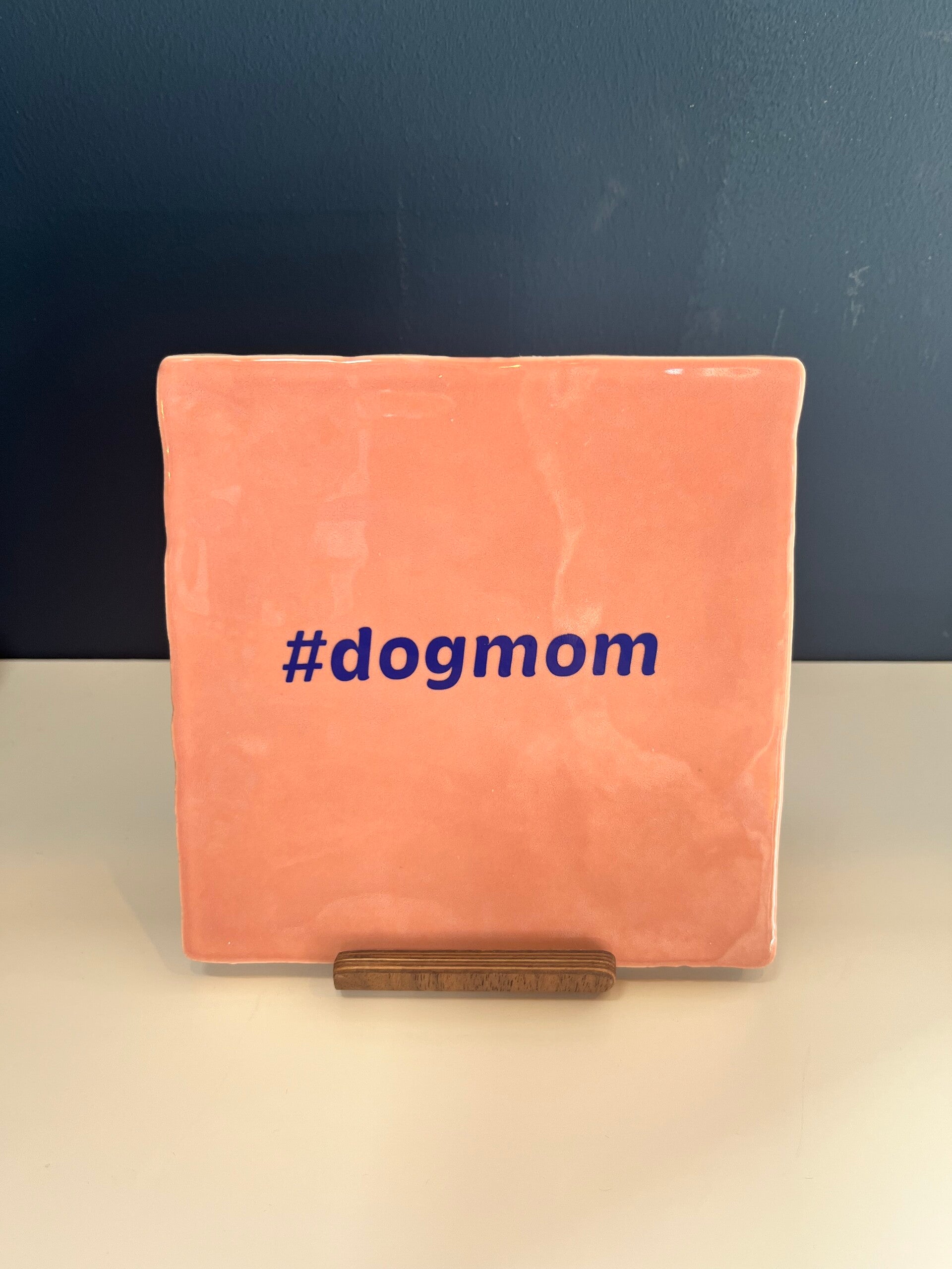 Tegel ‘#dogmom’