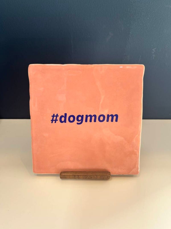 Tegel ‘#dogmom’