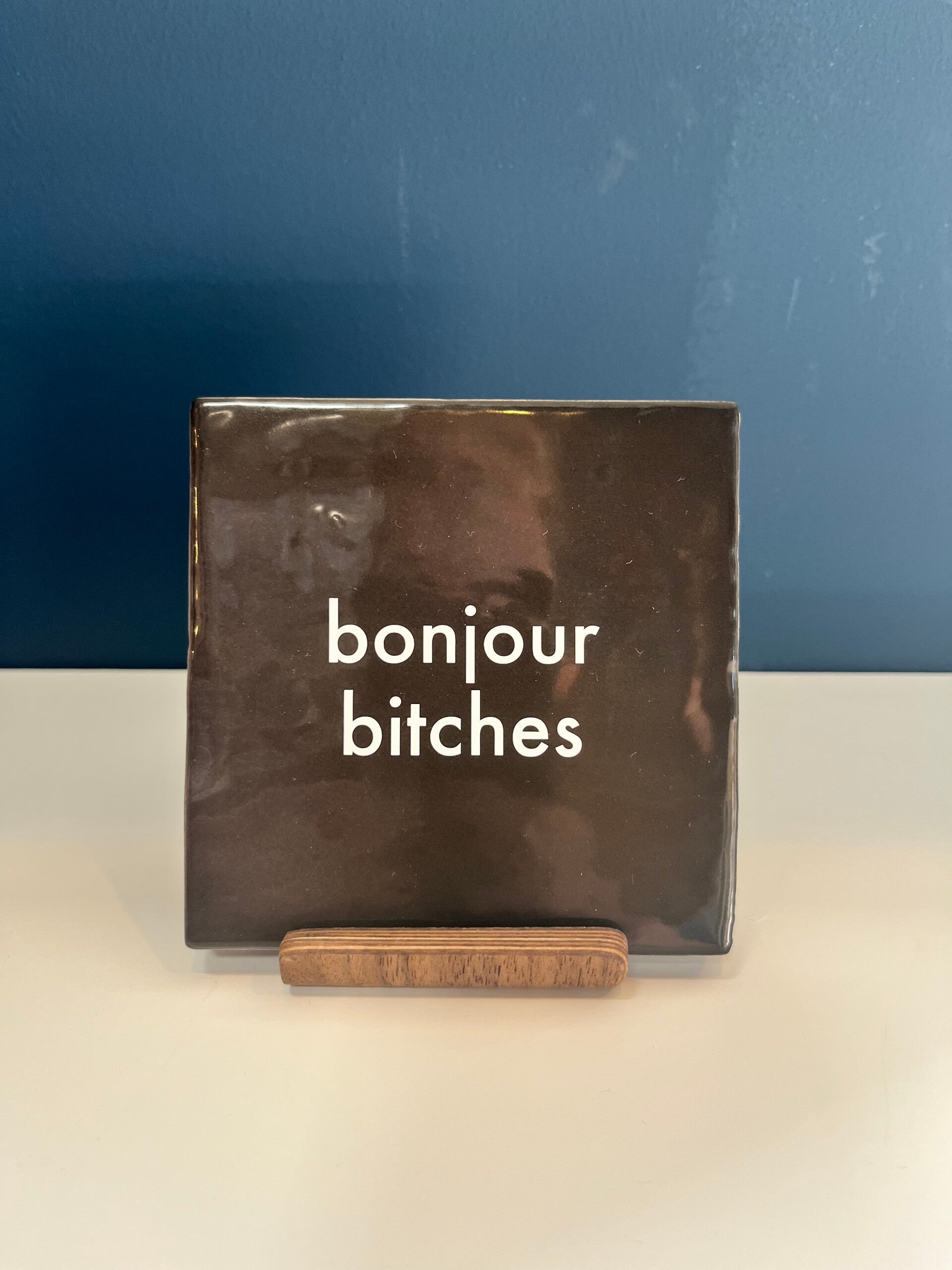 Tegel ‘Bonjour bitches’