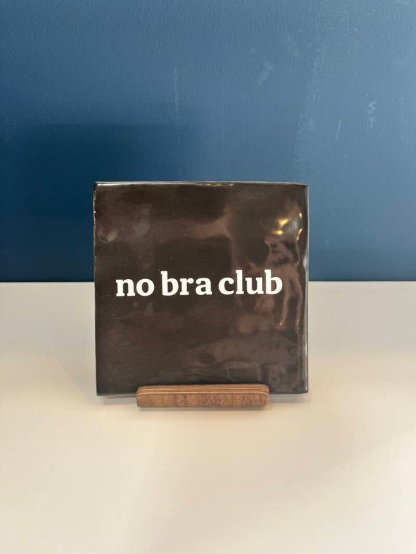 Tegel ‘no bra club’