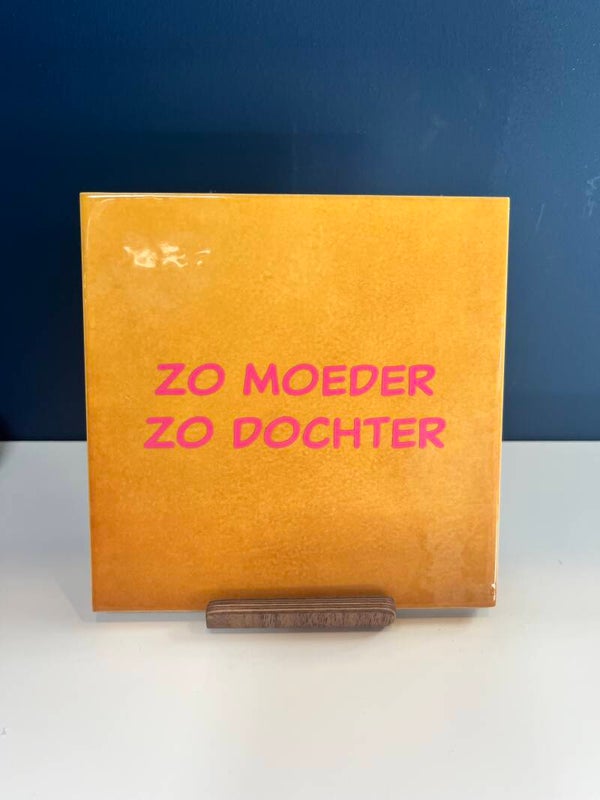Tegel ‘zo moeder zo dochter’
