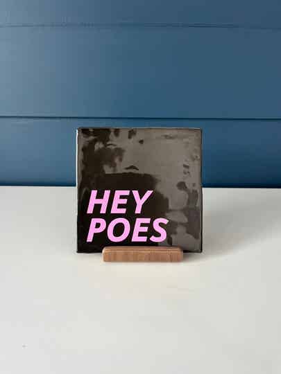 Tegel ‘hey poes’