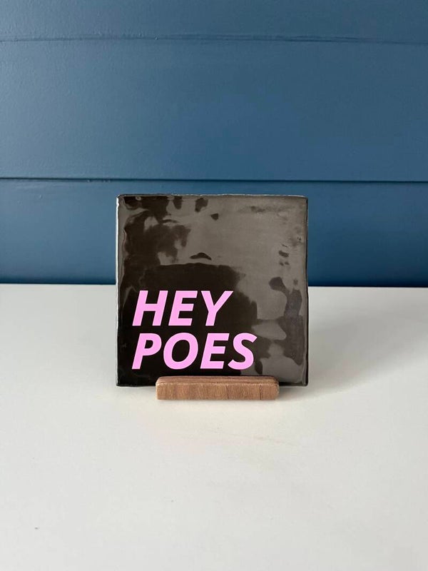 Tegel ‘hey poes’