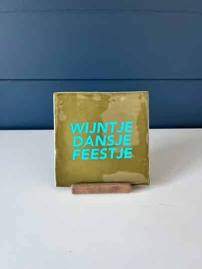 Tegel ‘wijntje dansje feestje’