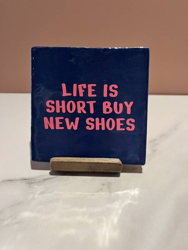 Tegel 'life is short buy new shoes'
