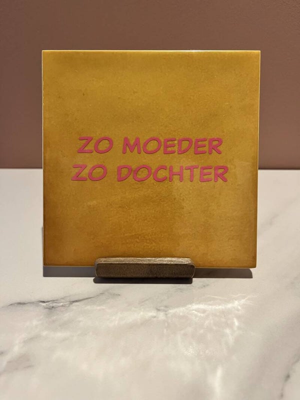 Tegel 'zo moeder zo dochter'