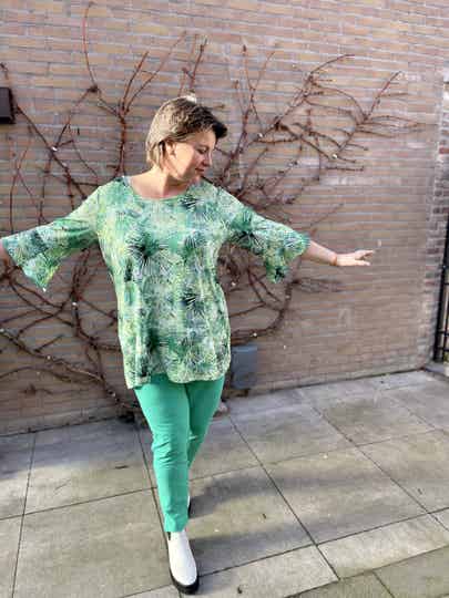 Top Lisa in groene stralenprint