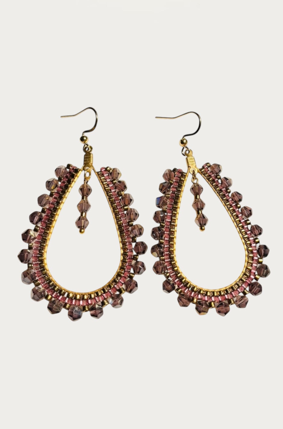 Statement oorbellen met paarse en goudkleurige glaskralen