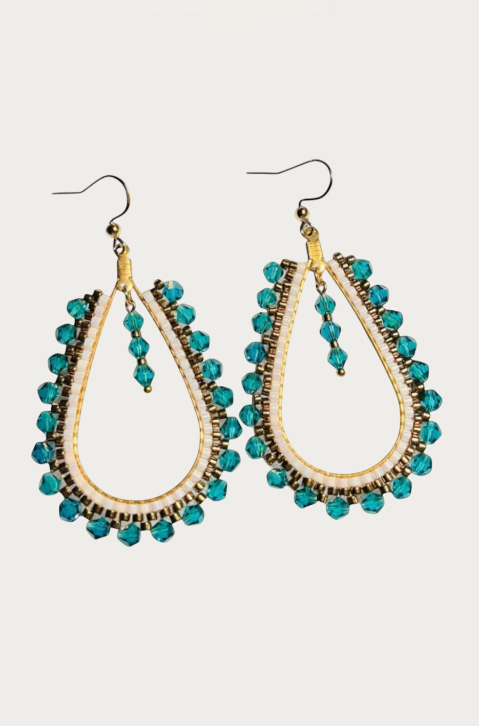 Statement oorbellen met turquoise en witte glaskralen