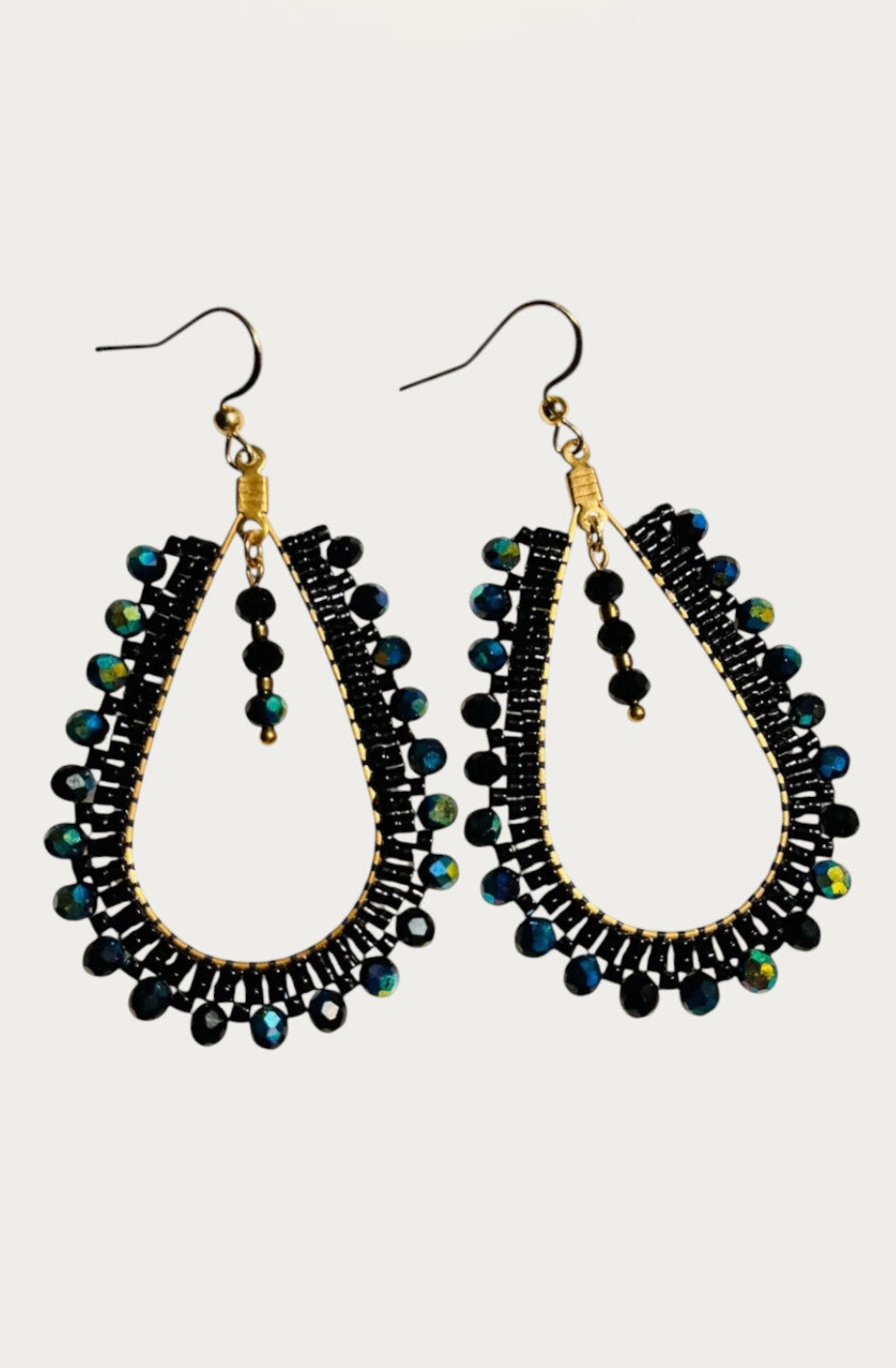 Statement oorbellen met radiance zwarte en goudkleurige glaskralen