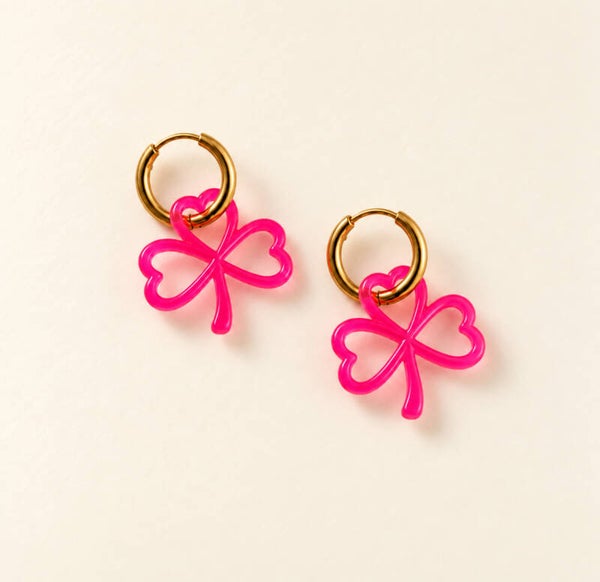 Goudkleurige creolen met fuchsia klaverbedels