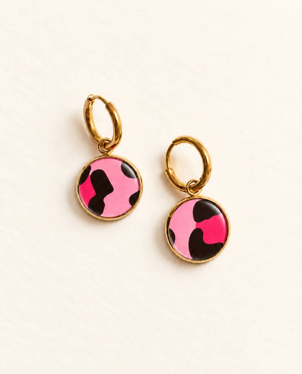 Goudkleurige creolen met roze animalprint bedels