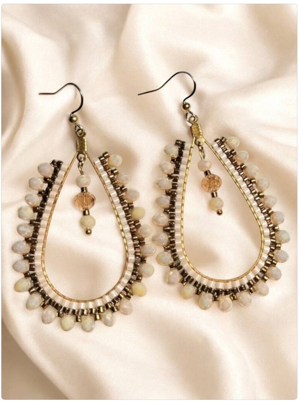 Statement oorbellen met creme parelmoer en goudkleurige glaskralen