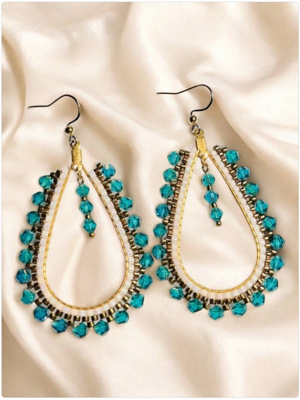 Statement oorbellen met turquoise en witte glaskralen