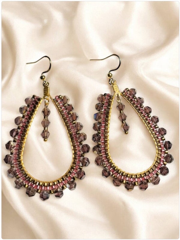 Statement oorbellen met paarse en goudkleurige glaskralen