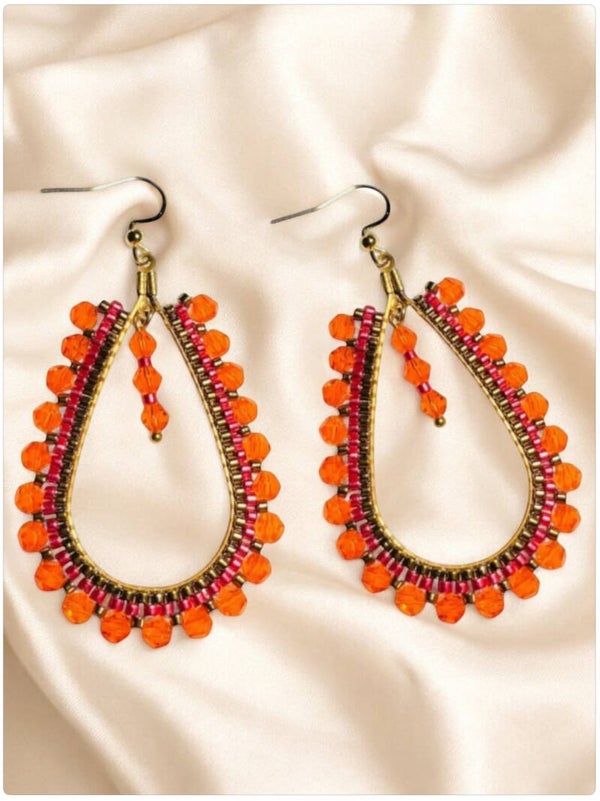 Statement oorbellen met oranje en roze glaskralen