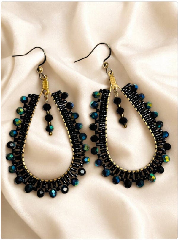Statement oorbellen met radiance zwarte en goudkleurige glaskralen