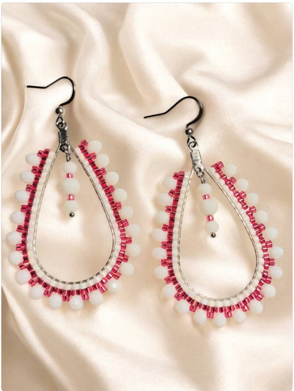 Statement oorbellen met witte en roze glaskralen