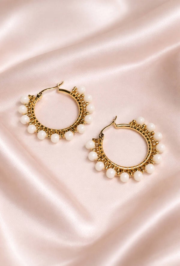 Goudkleurige creolen met witte natuursteen