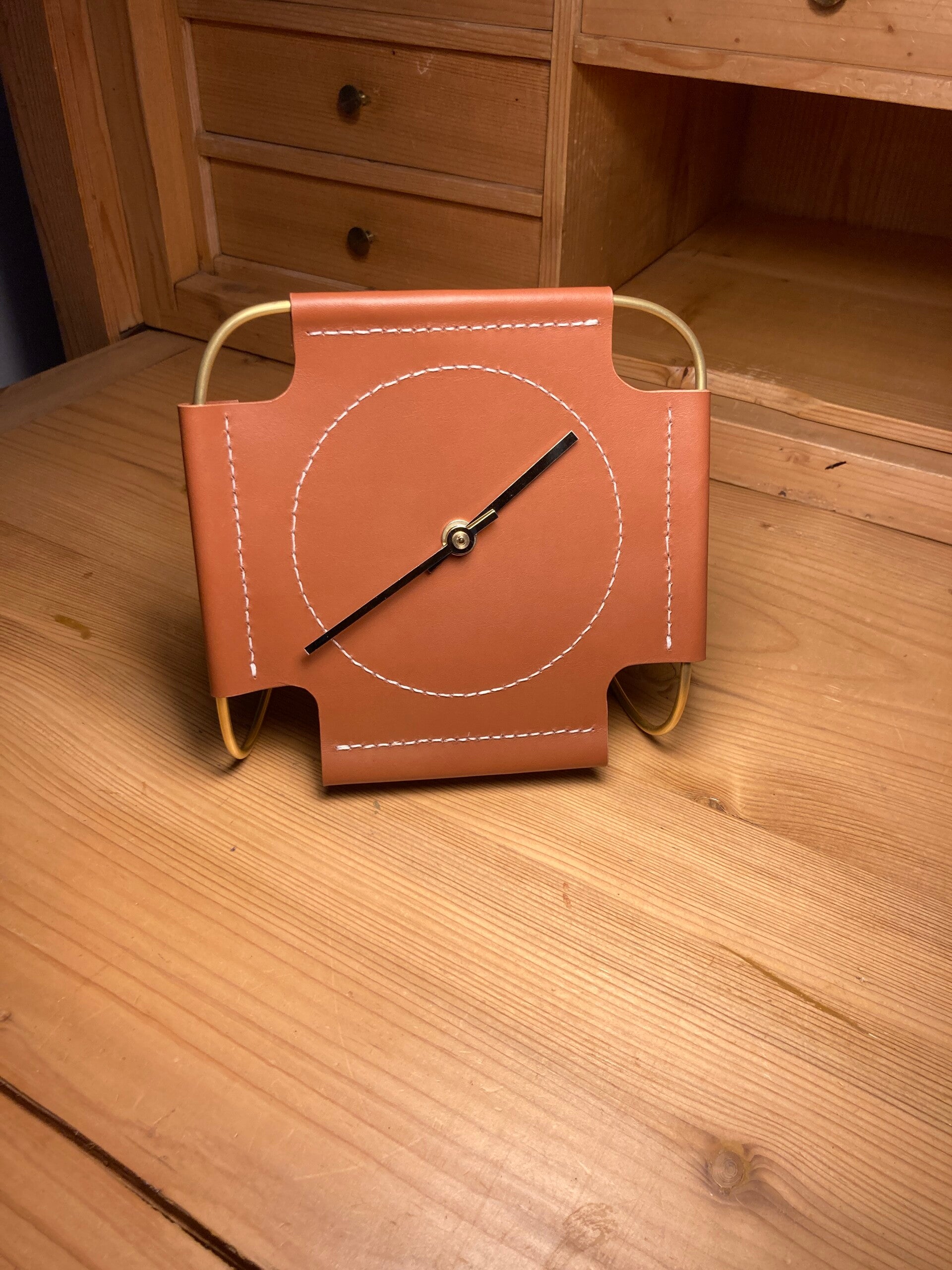 Lederuhr auf einer Holzplatte präsentiert