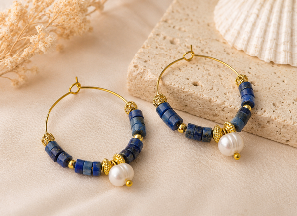 Créoles Mystic Océan – Boucles d'oreilles bohèmes colorées en lapis lazuli, perles d’eau douce et laiton doré