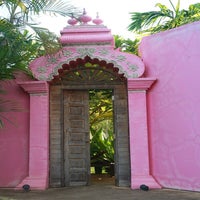 pink-temple-door-india-35085827-standard.jpg
