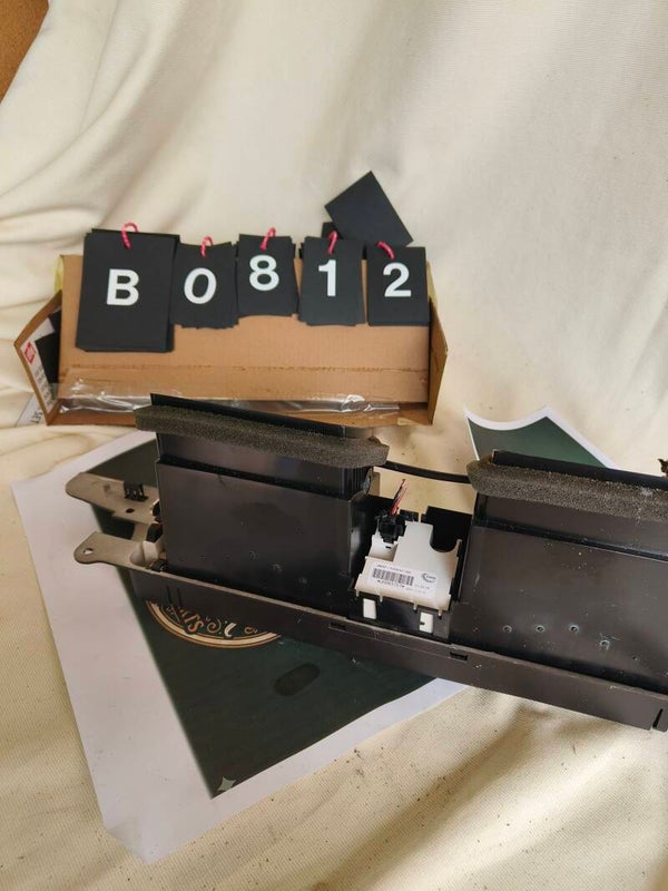 Luchtrooster midden incl klokje kan ook appart prijs idem  B0812