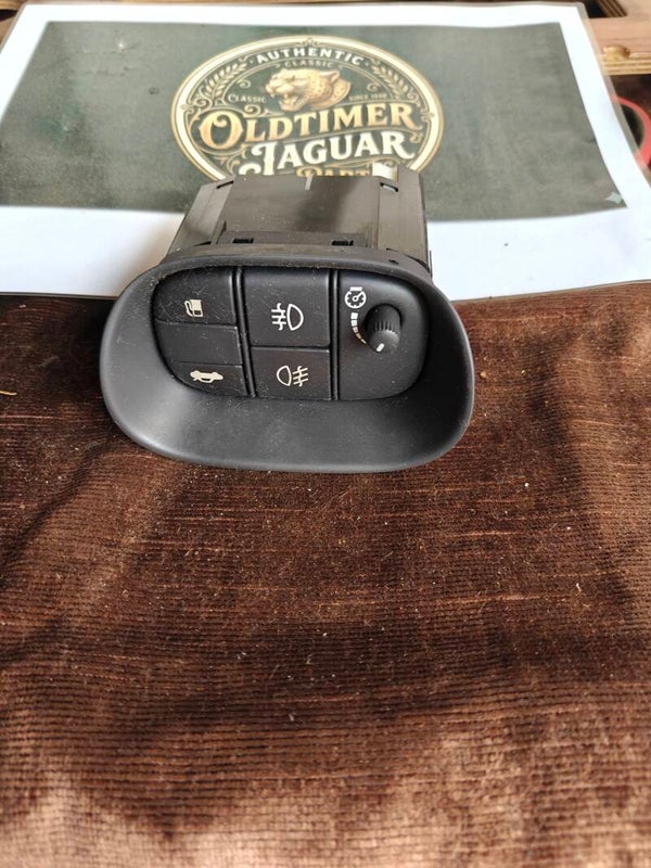 F-06-26 Origineel Dashboard Schakelaar Paneel (Mistlamp, Tank, Kofferbak) - Jaguar XK / XKR (X150) - 6W83-11654
