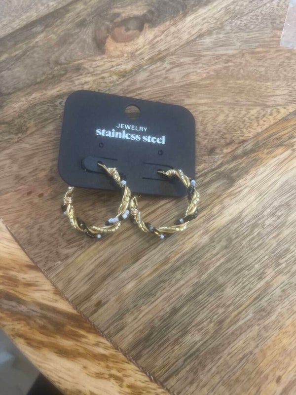 Black/gold rings