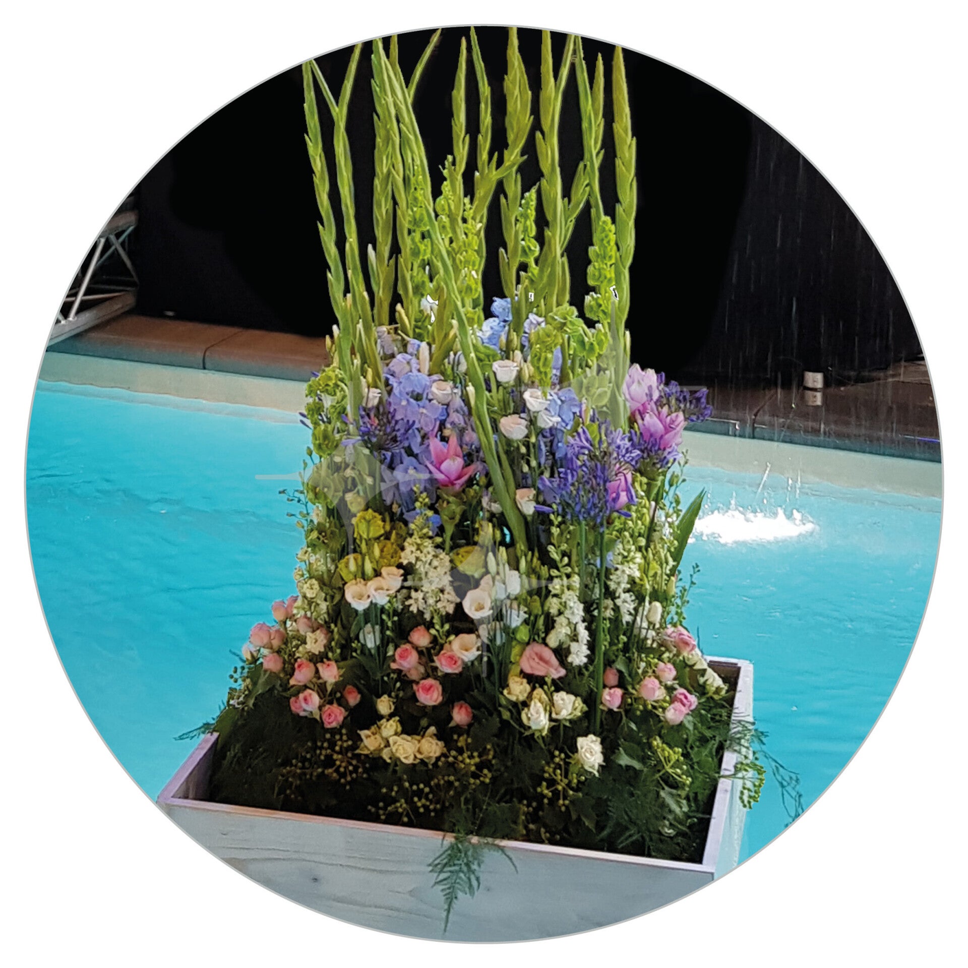 Bloemwerk in witte vaas