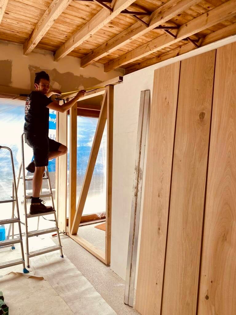 Eiken wand met &#039;onzichtbare&#039; ingewerkte pivotdeur (installatie)