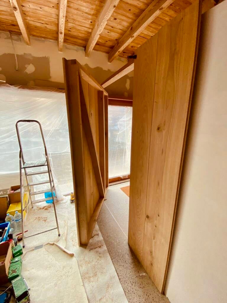 Eiken wand met &#039;onzichtbare&#039; ingewerkte pivotdeur (installatie)