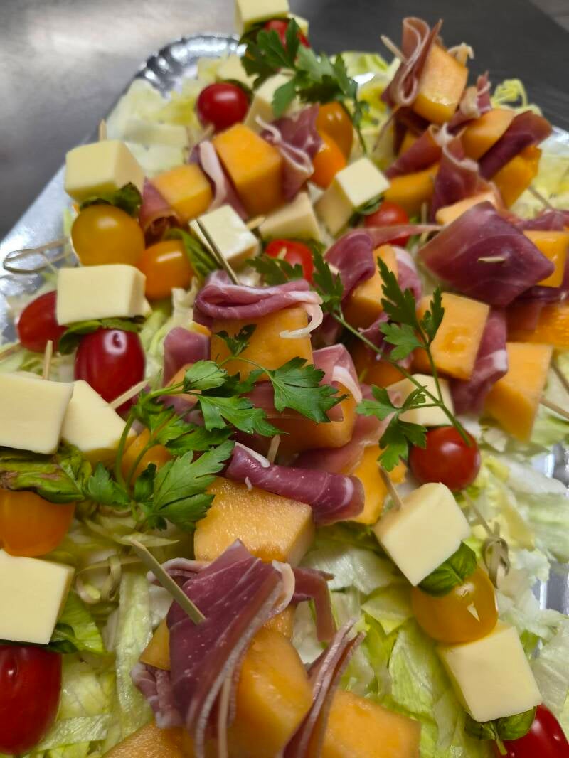brochette jambon fumé, tomate, melon, comté affiné