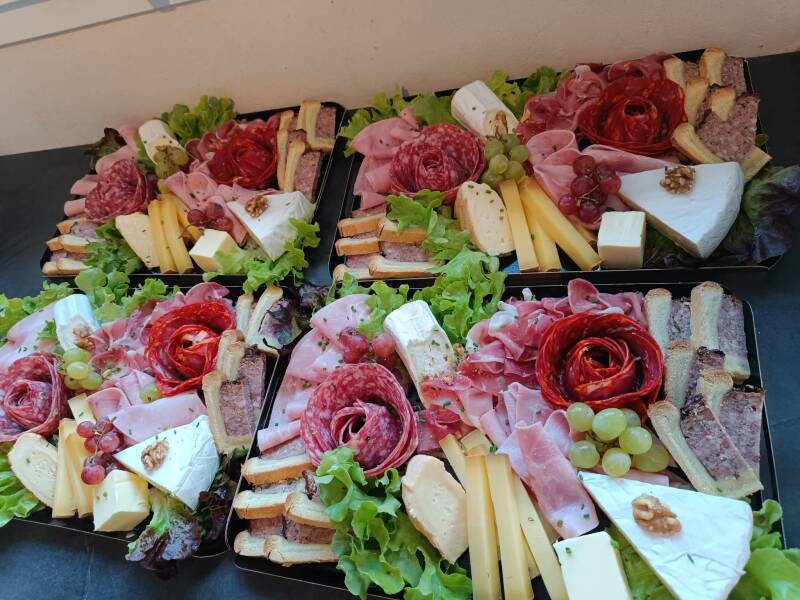charcuterie jambon blanc, jambon fumé, chorizo, pâté en croûte, fromage de chèvre, comté affiné, bleu d'auvergne, brie