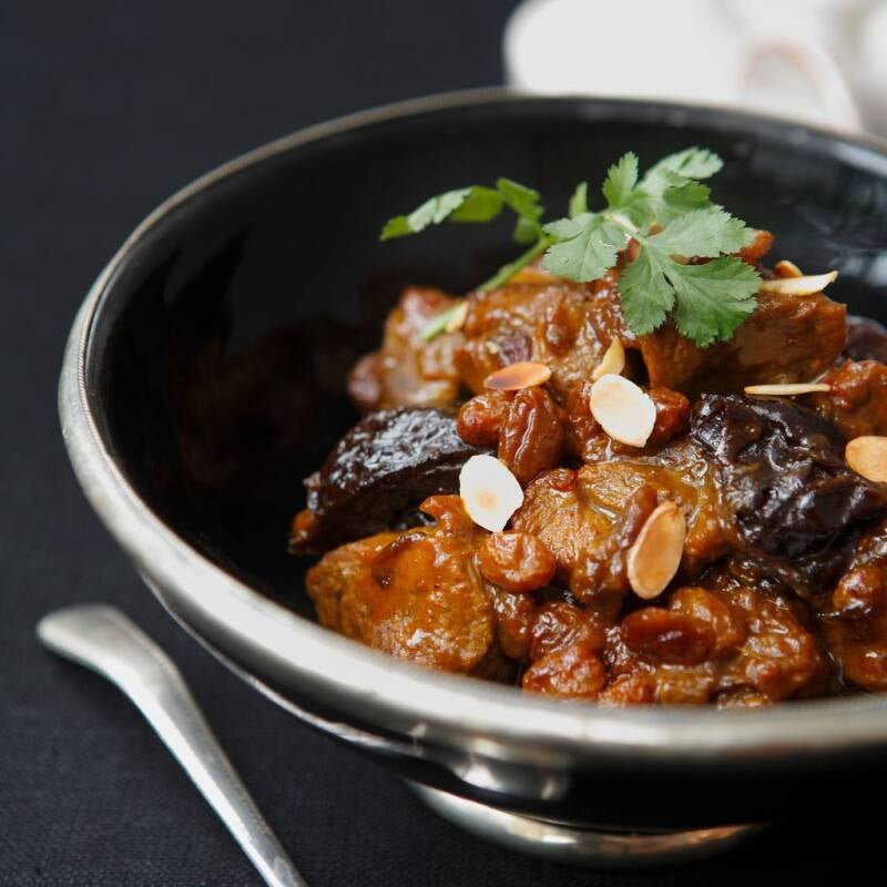 tajine d'agneau aux pruneaux et ses légumes, semoule, sucré et  salé