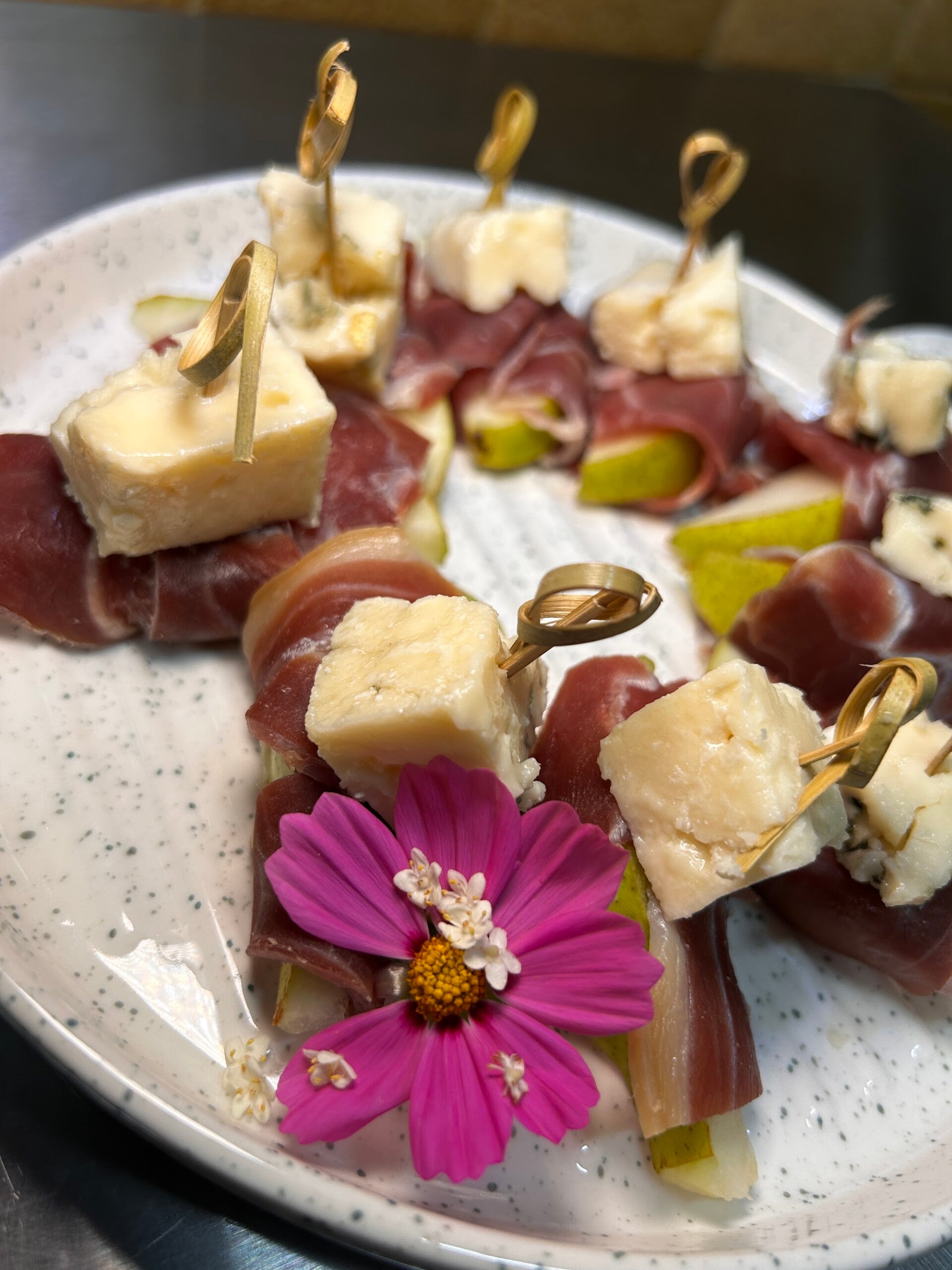 Canapés de pera con jamón ibérico y queso para coffee break corporativo