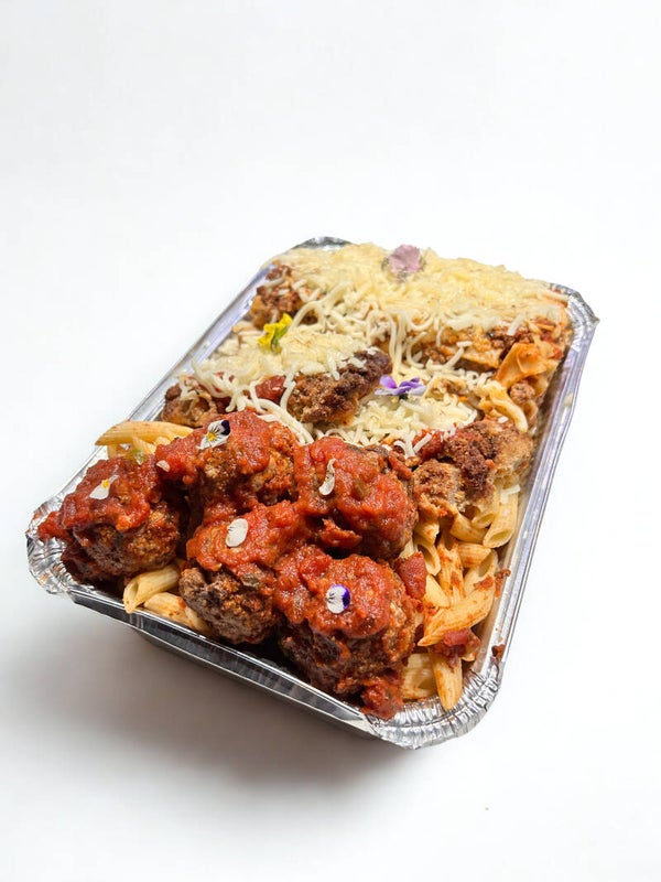 Lasagna de carne, pasta y albóndigas napoletanas