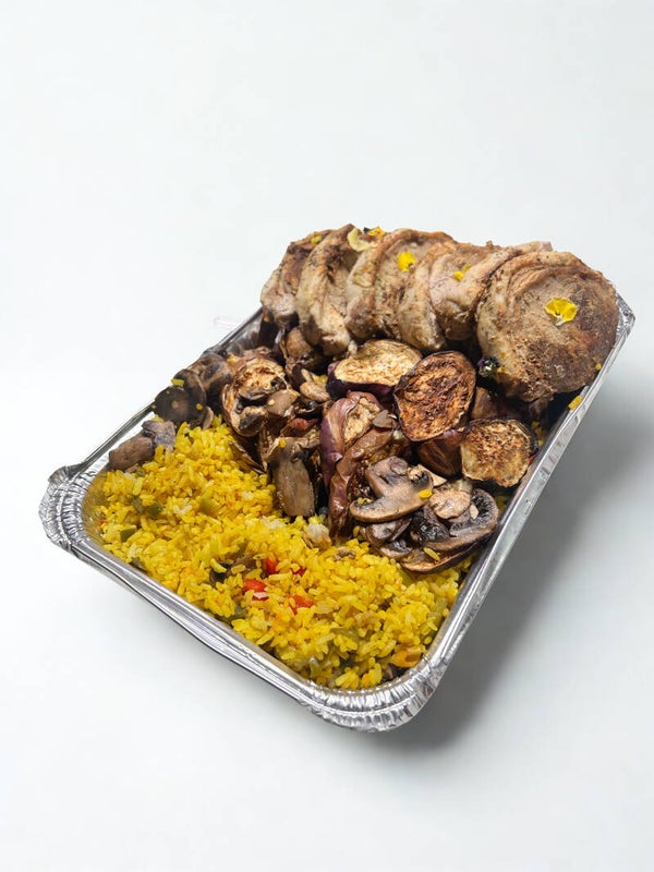 Medallones de cerdo con berenjena rostizada, hongos y arroz amarillo
