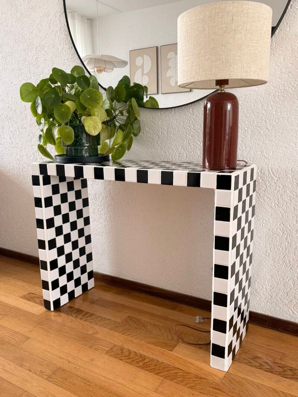 Zwart-witte tegel sidetable