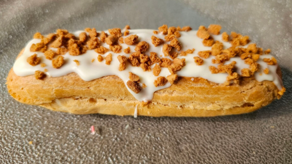 White Biscoff Bliss (éclair)