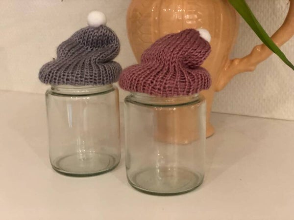 Glasbokaaltje met roze mutsje