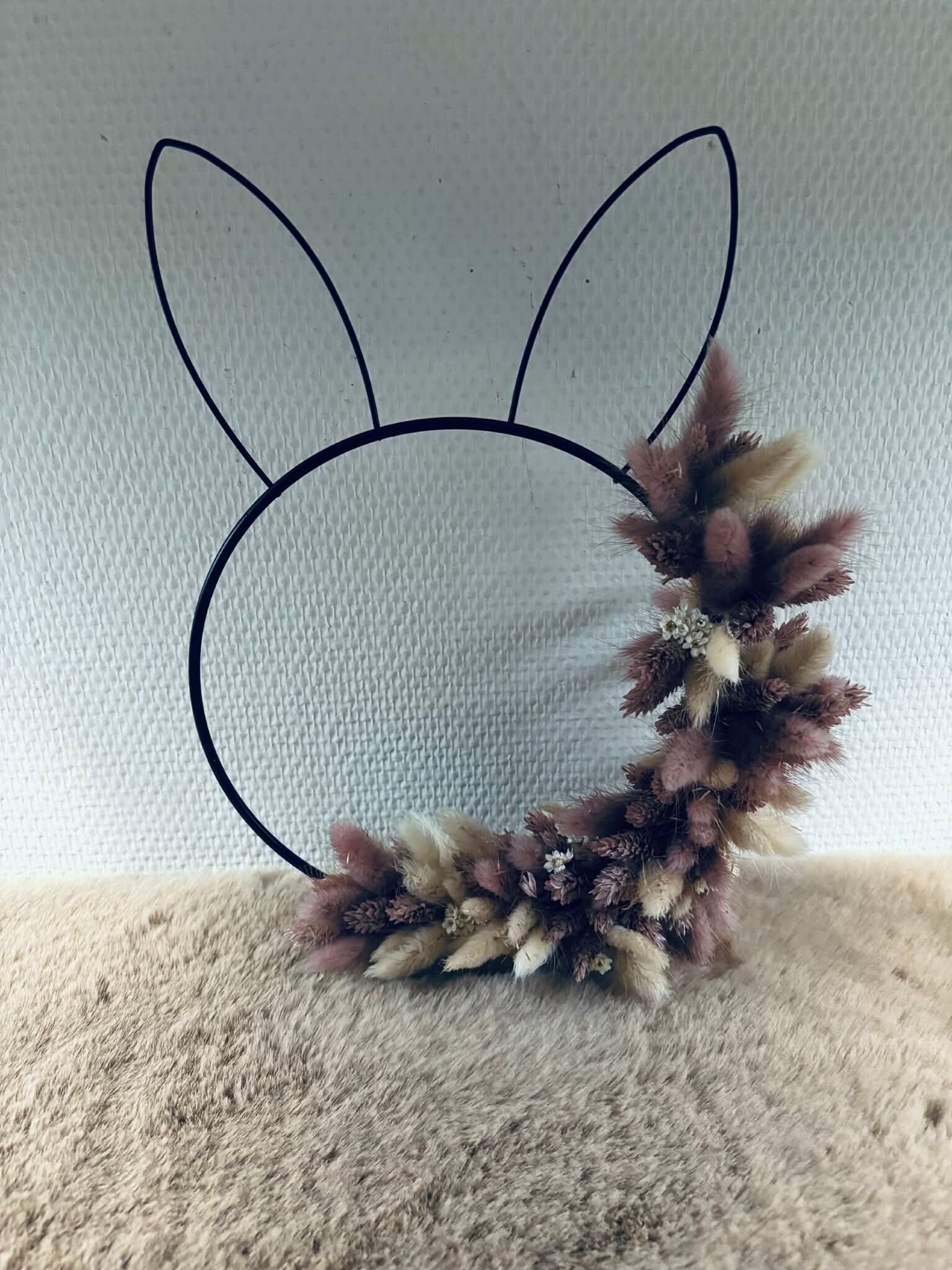 Konijn met droogbloemen